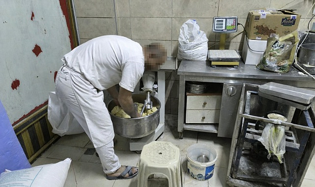 Akyazı'da Ayakla Hamur Skandalı: 132 Bin TL Ceza, Sahibinden Kumpas Çıkışı